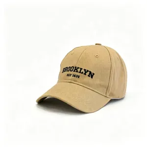 Detailaufnahme einer khakifarbenen Baseballkappe mit schwarzer Brooklyn-Stickerei