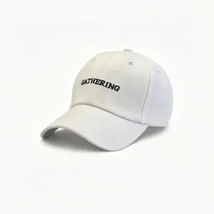 Detailaufnahme einer weißen Baumwoll-Baseballkappe mit schwarzer GATHERING-Stickerei