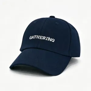 Marineblaue Baseballkappe mit weißer 'GATHERING'-Stickerei auf weißem Hintergrund