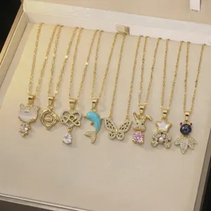 Sélection de colliers en or avec divers pendentifs d'animaux et de coeurs en zircon