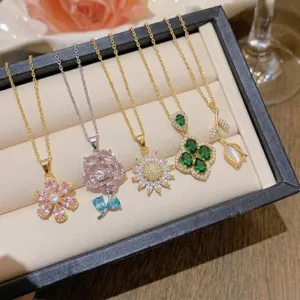 Detailansicht eleganter Blumenketten mit Tulpen-, Gänseblümchen- und Rosenanhängern im Etui.