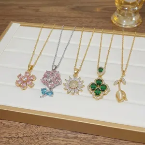 Nahaufnahme eleganter Blumenanhänger mit schimmernden Kristallen auf Schmucktablett