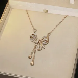 Vue détaillée d'un collier nœud en or rose élégant avec des accents de zircone brillants