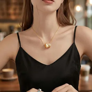 Elegante Halskette mit Doppelring und Zirkonia am Modell im schwarzen Kleid.