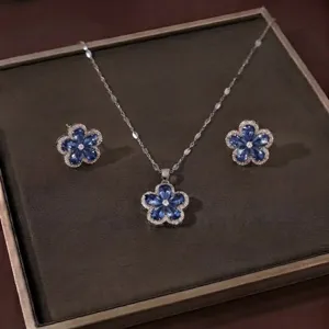 Detaillierte Ansicht des blauen blumenförmigen Zirkon-Schmucksets mit Kette und Ohrringen