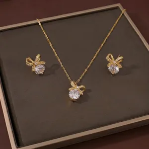 Detaillierte Makroansicht des goldfarbenen Schleifen-Schmucksets mit Zirkonia-Steinen