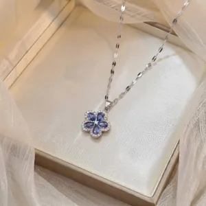 Nahaufnahme einer eleganten silbernen Blumenhalskette mit blauen Zirkonia-Steinen