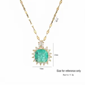 Vue détaillée d'un collier avec pendentif fleur en zircon vert émeraude et dimensions