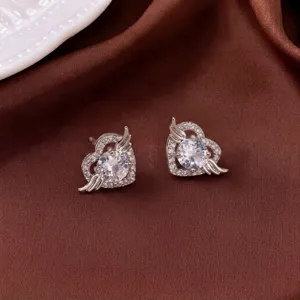 Detailansicht der herzförmigen silbernen Ohrstecker mit Engelsflügeln und Zirkonia
