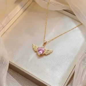 Exquisites Detail einer rosa Herz-Zirkonia-Halskette mit goldenen Engelsflügeln in Box
