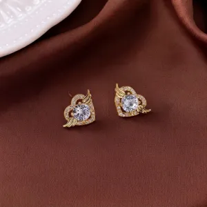 Elegante goldene Herz-Ohrstecker mit Engelsflügeln und funkelnden Zirkonsteinen