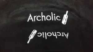 Λεπτομέρεια λευκού κεντήματος 'Archolic' σε μαύρο πλεκτό σκουφάκι