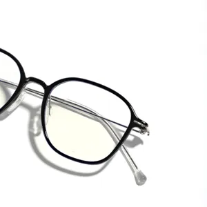 Moderne Brille mit großem quadratischem schwarzem Rahmen und Metallbügeln für Unisex