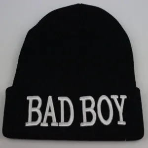 Bonnet en maille noir avec texte BAD BOY brodé en 3D blanc de style hip-hop urbain