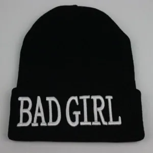 Bonnet en tricot noir classique avec logo brodé 'BAD GIRL' blanc en 3D relief