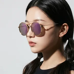 Detail van een model met ronde retro metalen zonnebril met paars getinte glazen