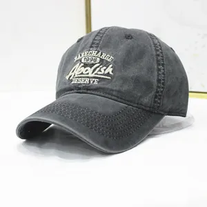 Nahaufnahme der vintage gewaschenen Baseballkappe mit detailreicher Buchstabenstickerei.