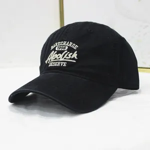 Detailansicht der weißen Vintage-Stickerei auf einer gewaschenen schwarzen Baumwoll-Baseballkappe
