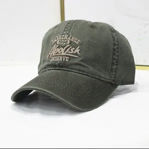 Detaillierte Makroansicht einer gewaschenen Vintage-Baseballkappe mit Stickerei