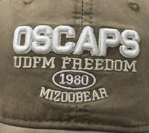 Detailaufnahme der Vintage-Stickerei auf einer gewaschenen braunen Baumwoll-Baseballkappe