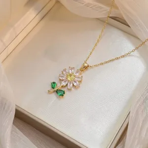 Élégant collier en or orné d'un pendentif fleur en zircon dans un joli coffret
