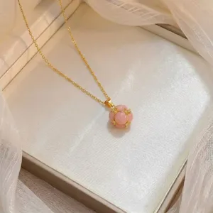 Vue détaillée d'un collier en or avec un pendentif en forme de pétale rose