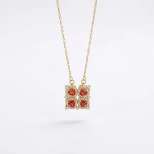 Elegante collar dorado con cuatro piedras de circón rojo en forma de corazón colgante