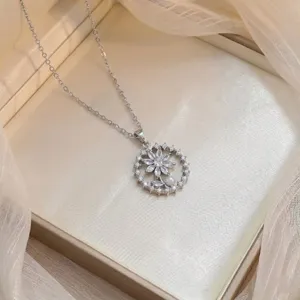 Gros plan détaillé sur un élégant collier argenté avec pendentif floral en zircone