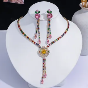 Gros plan détaillé sur l'ensemble vibrant collier et boucles d'oreilles fleur en zircon