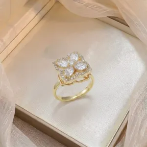 Elegant gold-plated ring with sparkling marquise zircon four-leaf clover flower petals