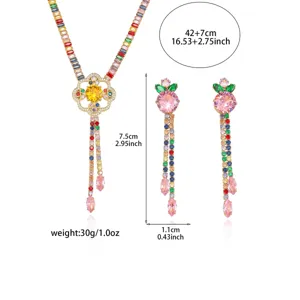 Vue détaillée des dimensions du collier fleur en zircon coloré et des boucles d'oreilles
