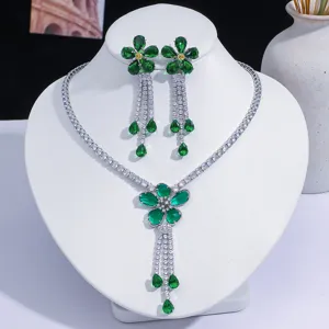 Détail d'une parure de bijoux avec collier fleur émeraude et boucles d'oreilles