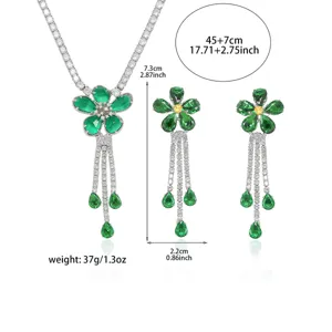 Vue détaillée de l'ensemble collier et boucles d'oreilles fleur émeraude avec dimensions