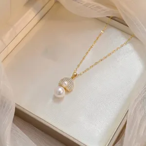 Collier élégant en or avec un pendentif éventail serti de zircons et deux perles