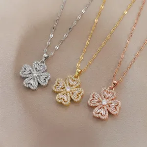 Detailweergave van roterende klavertje vier kettingen in zilver, goud en roségoud.