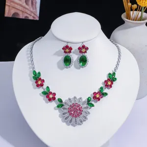 Parure collier et boucles d'oreilles fleurs en zircon vert émeraude élégante chic