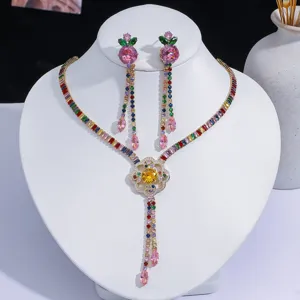 Parure de bijoux de luxe avec fleurs en zircone multicolores et collier élégant