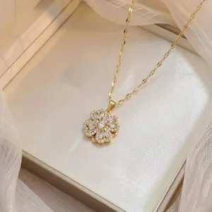 Detail van roterende klavertje vier ketting met sprankelende gezette kristalsteentjes.