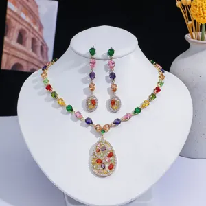 Élégant ensemble de collier et boucles d'oreilles fleuris en zircone cubique multicolore