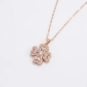 Detailopname van de roterende klaverhanger in roségoud met micro-pave kristallen