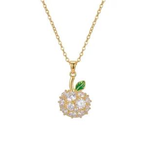 Collier doré avec pendentif pomme en zircon scintillant et détail de feuille verte.