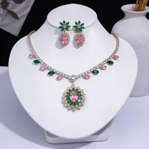 Elegante conjunto de collar y pendientes con circonitas rosas y verdes en tono dorado