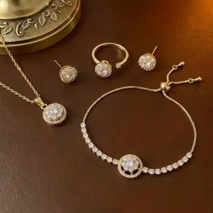 Nahaufnahme von goldenem Schmuckset mit rotierender Zirkonia-Blume Kette und Armband
