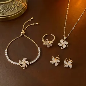 Detailansicht eines goldenen drehbaren Windmühlen-Schmucksets mit Zirkonia-Verzierungen.