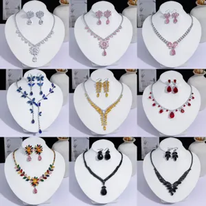 Bijoux de Luxe en Zirconia Goutte d'Eau Floral Collier et Boucles d'Oreilles Incrustés de Strass en Alliage pour Banquet Mariage Femme