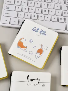 Taccuino tascabile con disegno di gatto e porta penna ideale per appunti giornalieri.