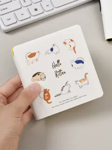 Blocco note tascabile con gatto carino con copertina bianca e illustrazioni di gattini