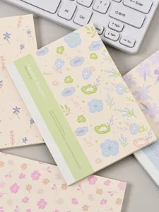 Esthetisch A6 gelinieerd notitieboek met bloemenomslag, perfect voor dagelijks schrijven en planning.