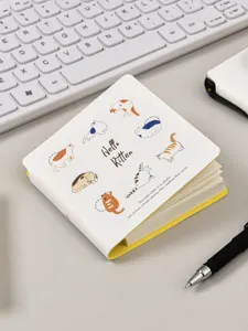 Carino taccuino tascabile con illustrazioni di gatti carini e dorso giallo per appunti.
