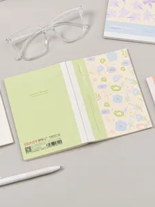 Gedetailleerd vlak uitzicht op een esthetisch A6 bloemennotitieboek met gelijnde pagina's.